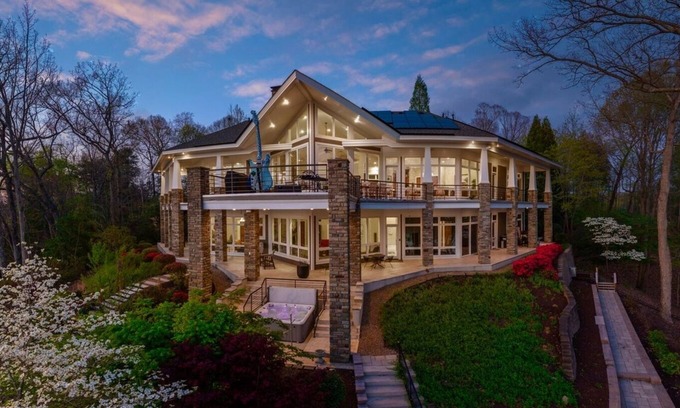 Barium Springs Chalet De Esquí | Exclusive Grand Lakefront Escape on Island