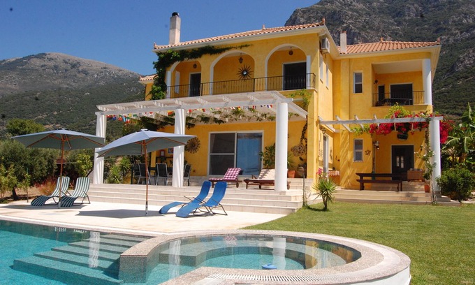 Kiparissia Villa | Exclusiva gran villa de lujo con piscina privada y vistas al mar / montaña