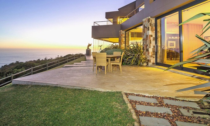 Knysna Villa | Exclusiva y lujosa villa encaramada sobre acantilados con piscina cubierta y vista al mar.
