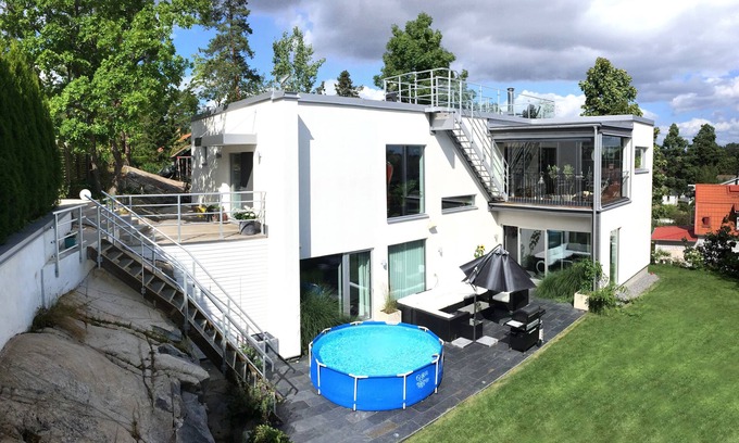 Svalnas Casa | Exclusiva casa moderna a 300 m de la estación. Cerca de ciudad, agua y naturaleza.