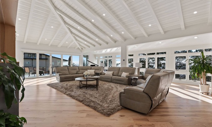 Olympus Cove Villa | Exclusive Resort Escape: Heated Pool, Spa & Pickleball by RedAwning