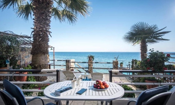 Malevizi Apartamento | Exclusive Seaside Retreat : Apartment with terrace