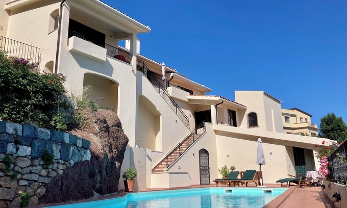 Castelmola Villa | Villa con piscina en el verde sobre Taormina con vistas lejanas del Etna y el mar.