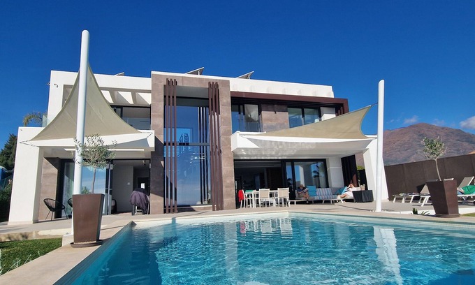 Estepona Villa | Exclusive Villa Frontline Golf- and Seaview