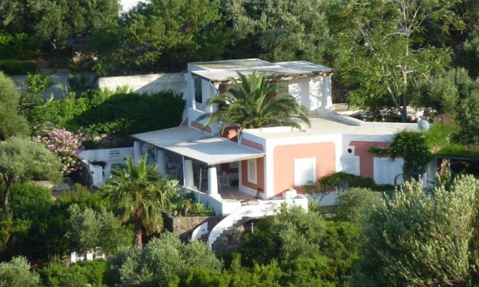 Panarea Villa | Exclusiva villa en Panarea con jardín privado y terraza con vistas al mar