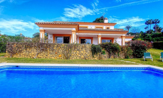 New Golden Mile Chalet De Esquí | Villa familiar barbacoa con piscina climatizada vista al golf gran jardín