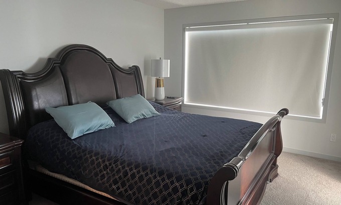 West Edmonton Casa | Exec home 20 min to airport, 13 min to West Edmonton Mall & 26 min to Rogers Pl