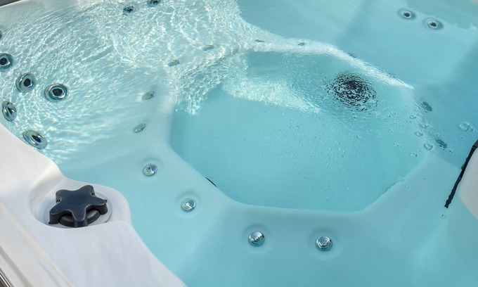 Kernersville Casa | Exec Suite King Bed Hot Tub Gym Laundry