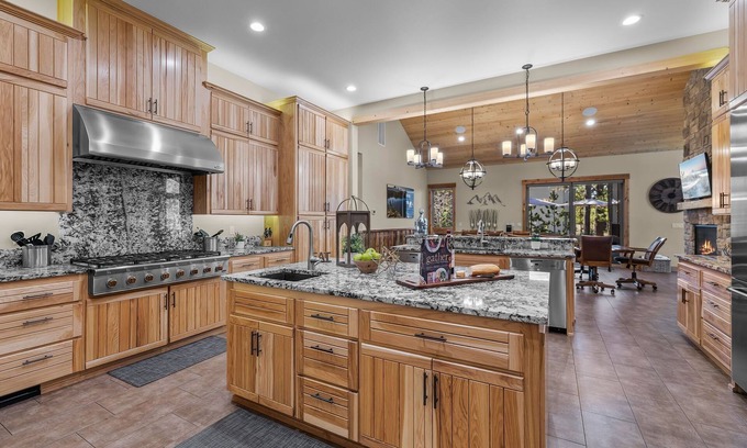 Sunriver Casa | Executive 8BR 8.5 BA Luxury Lodge Home, Sleeps 20