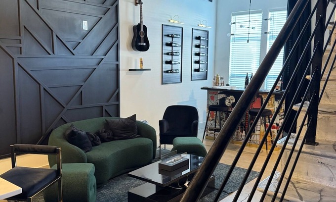 Westside Condominio | Executive Bi-Level Loft , Private Entry , West Midtown , 20 mins from Airport