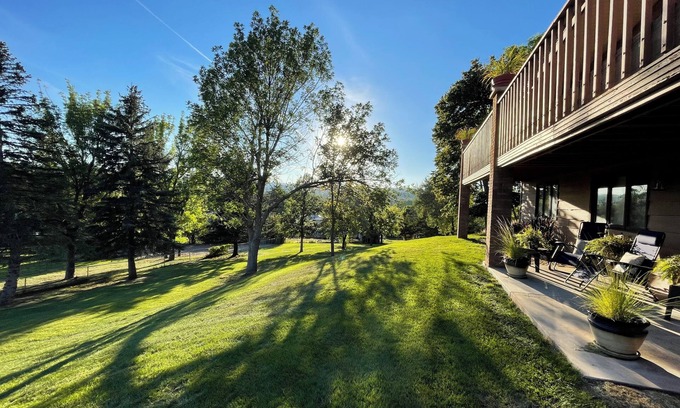 Rapid City Casa | Executive Custom west side home, 10 minutes to downtown, 1 acre, in city limits
