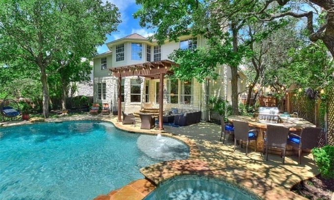 Lower Basin Lake Travis Casa | Executive Home back to greenbelt