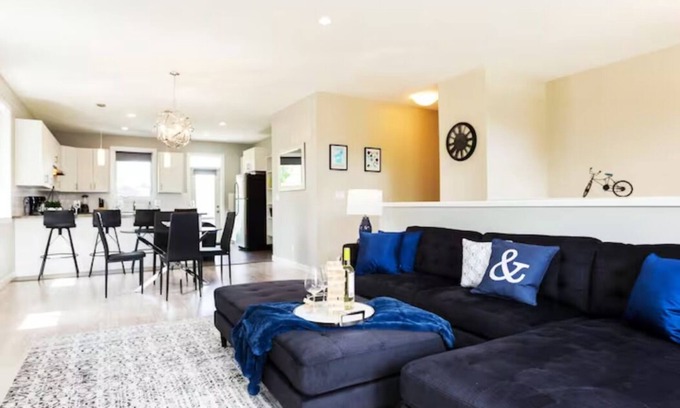 Jasper Place Casa | Executive Home - Long Stays - Garage - WiFi & NFLX