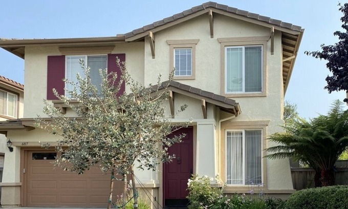 Goleta Casa | Executive Home, Walk To The Beach