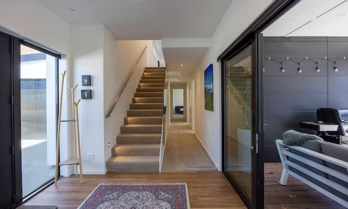 Wanaka Casa | Executive House with Spa and Views - 4 Bedroom House with a Spa
