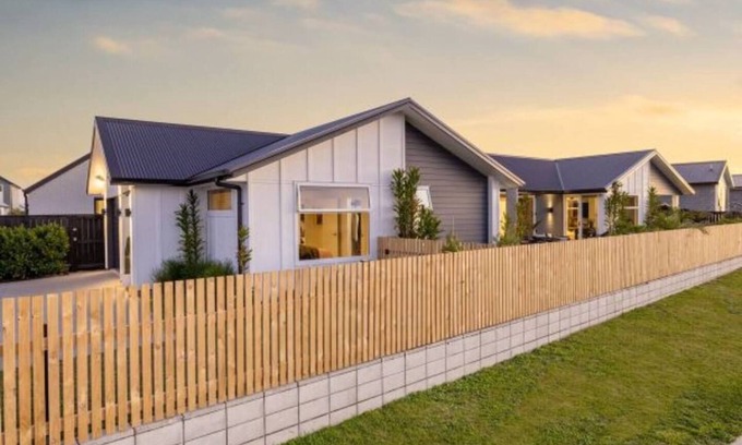Papamoa Beach Casa | Executive Modern Home