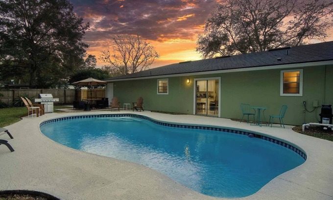 Southside Casa | ~Executive Pad Sleeps 12 Heated Pool & Boardroom~
