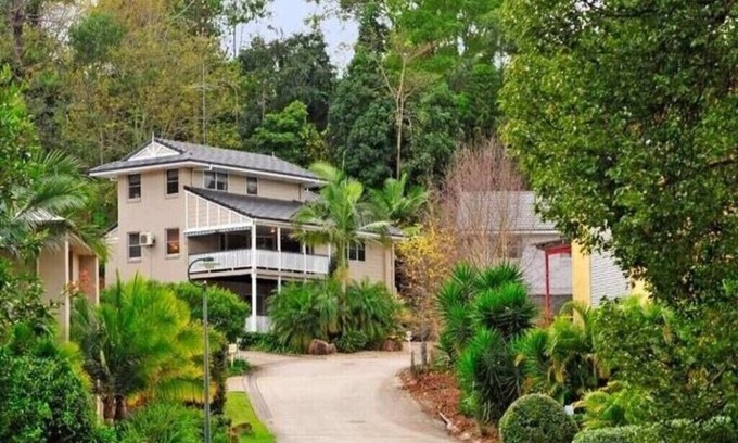 Indooroopilly Casa | Executive spacious big house near shops/buses/train