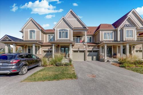 The Blue Mountains Casa | Executive Town Home-Mountain View-Historic Snowbridge Village, Walking Distance to the Resort