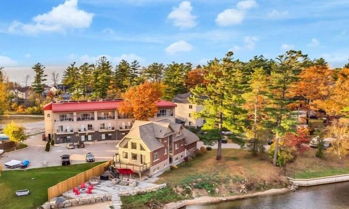 Wasaga Beach Cabaña | EXECUTIVE WATERFRONT LIVING AT ITS FINEST!!! WELCOME to this immaculate home!