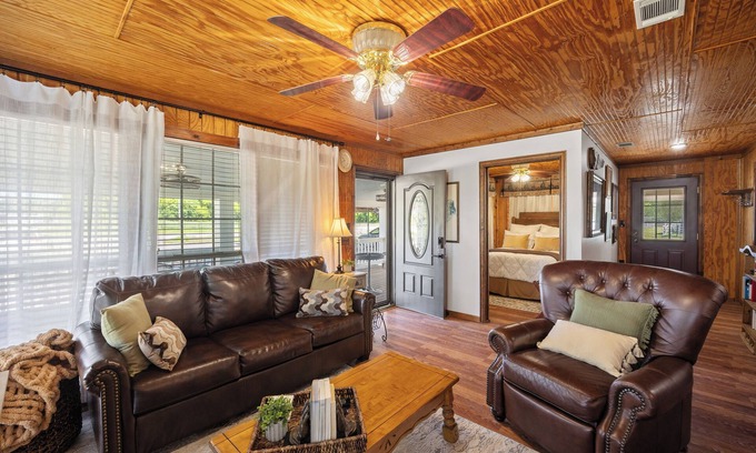 Weatherford Cabaña | Executive Western Farm Cottage Retreat STARLINK WIFI Free Horse Trailer Parking