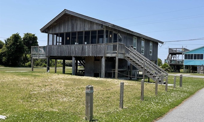 Hatteras Cabaña | ¡Exhale se encuentra cerca del ferry de Hatteras, el puerto deportivo de Teach's Lair y en el extremo sur de Hatteras Village!