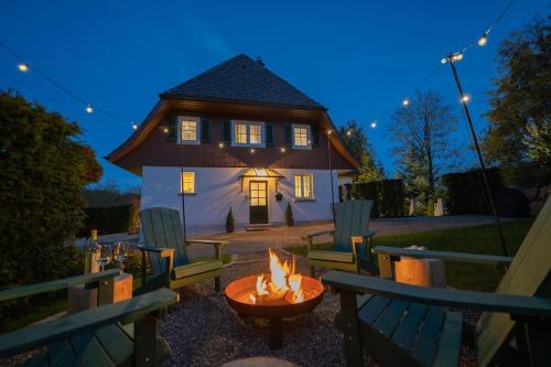 Schonach im Schwarzwald Casa | Exklusives Ferienhaus am Waldrand mit Whirlpool und Sauna
