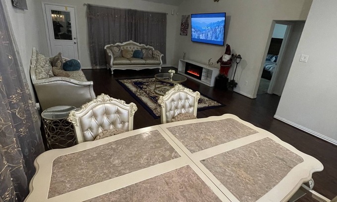 Katy Casa | Exotic home with access to pool , shopping and more