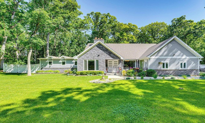 Fontana-on-Geneva Lake Casa | Expansive Fontana Home < 2 Mi to Geneva Lake!