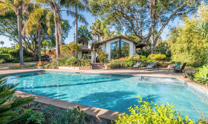 Santa Barbara Casa | Amplia y moderna casa con piscina y cancha de tenis!