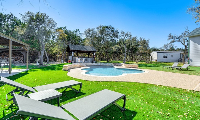 Oatmeal Casa | Expansive Bertram Retreat w/ Pool, on 28 Acres!