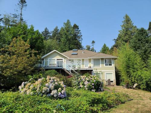 Point Roberts Casa | Expansive Dual-Kitchen Retreat