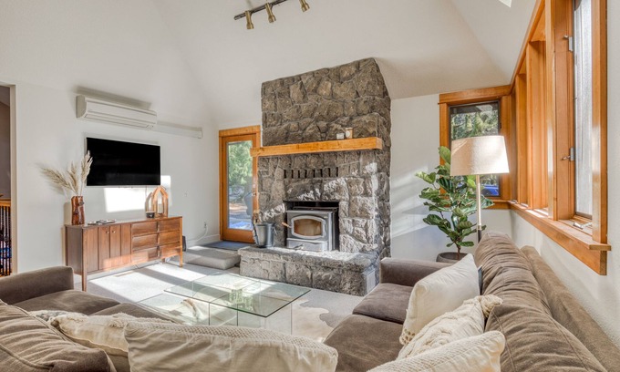 Welches Casa | Expansive golf-view getaway with private hot tub, pool, fast WiFi & game room