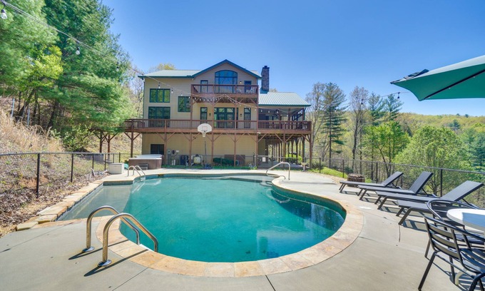 Unaka Casa | Expansive Home on 16 Acres w/ Smoky Mountain Views
