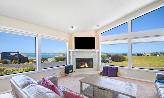 Bodega Bay Casa | Expansive ocean views along with privacy for this 2400 sf 3 bedroom 3 bath home
