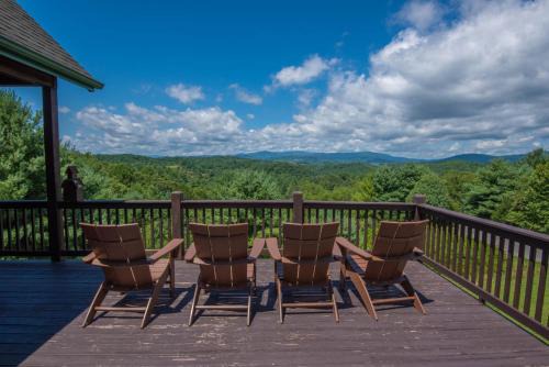 Piney Creek Casa | Expansive Porches with Views, Fireplaces, Comm Rec Center