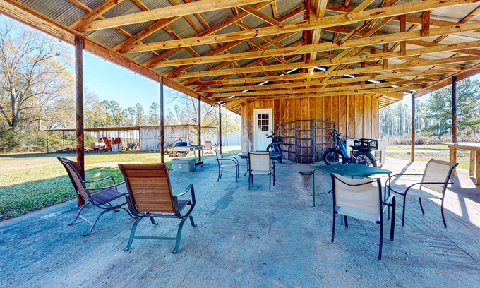 Magnolia Casa | Expansive property with two homes, ponds, pool, game tables, & hiking trails