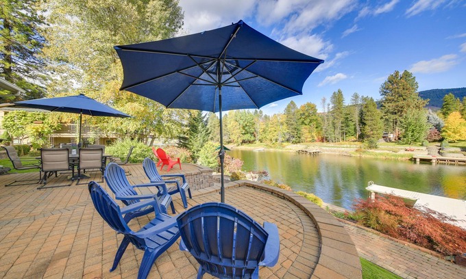 Sagle Casa | Expansive Waterfront Escape w/ Kayaks + SUPs!