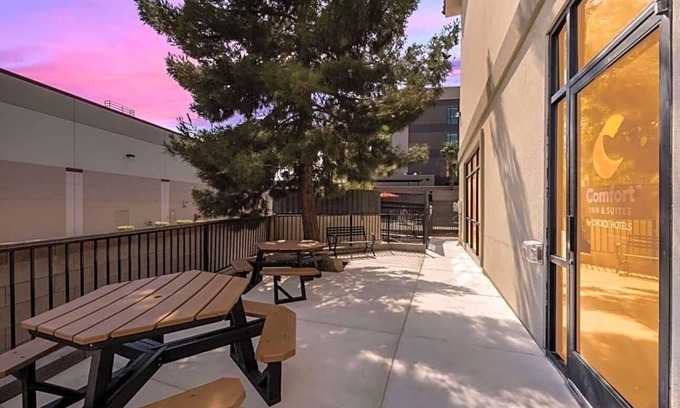 Sunrise Manor Apartamento | Experience a warm, friendly stay at Comfort Inn & Suites® Las Vegas - Nellis .