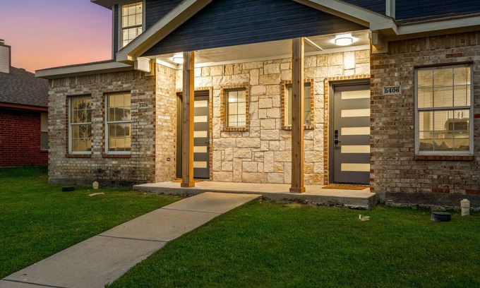 Southeast Arlington Casa | Experience Arlington:4BR Comfort & Class- Minutes to Cowboys, Rangers, 6 Flags!