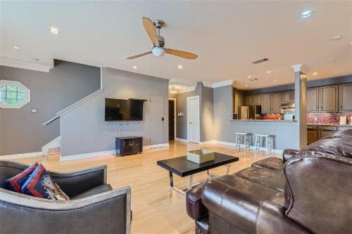 West Campus Casa | Experience Austin + 3 BR + 5 mins to Downtown!