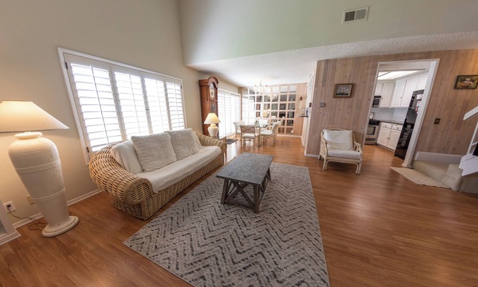 Hollywood Beach Condominio | Experience Beach Living in this 3 Bedroom Condo that is just Steps from the Sand!