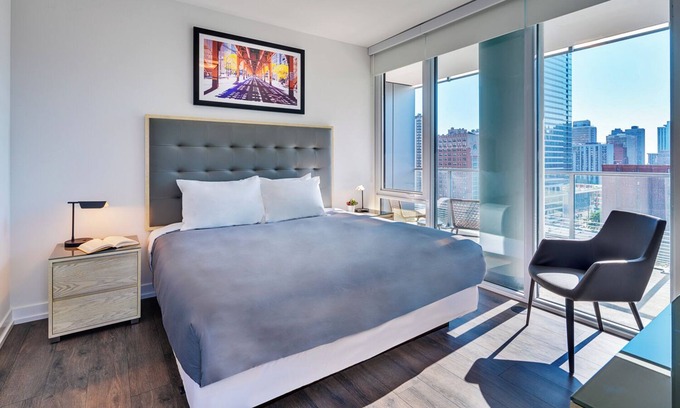 Near North Side Apartamento | Experience Chic Old Town Living: Spacious Suites, Top Amenities & Iconic Locale