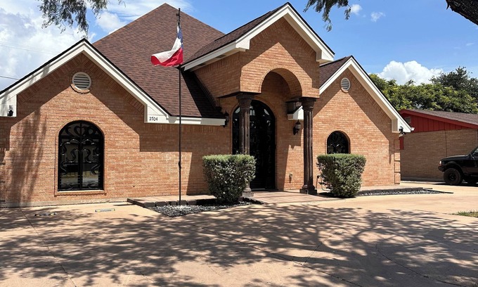 McAllen Casa | Experience comfort and convenience in this beautifully appointed McAllen retreat