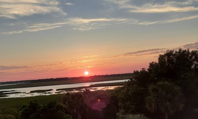 Folly Beach Condominio | Experience Folly Life & Water Views Quiet, Clean, Beach & Downtown Charleston.
