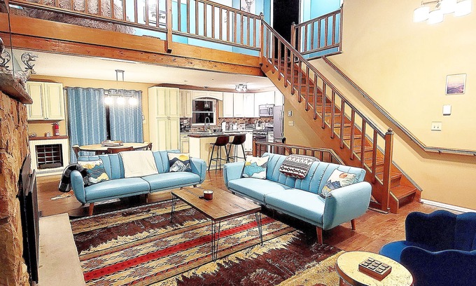 East Stroudsburg Chalet De Esquí | Experience fun at Camelback, stay at our spacious 4-bedroom chalet