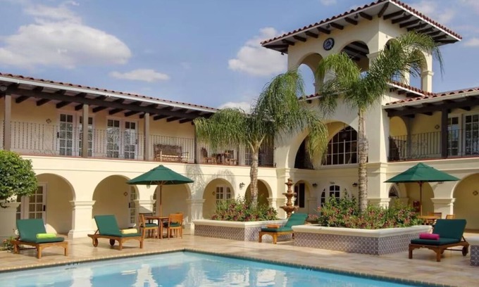 Western Division Hotel | Experience Laredo in 2 Units w/ Garden Pool, Vibrant Dining Scene & City Sites