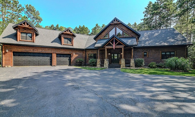 Mauston Casa | Experience luxurious lakeside living in our 5-bed, 5-bath retreat!