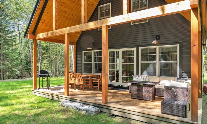 Lyndon Cabina | Experience Luxury & Adventure: New 2BR/Loft Near Burke Ski Mtn & Kingdom Trails!