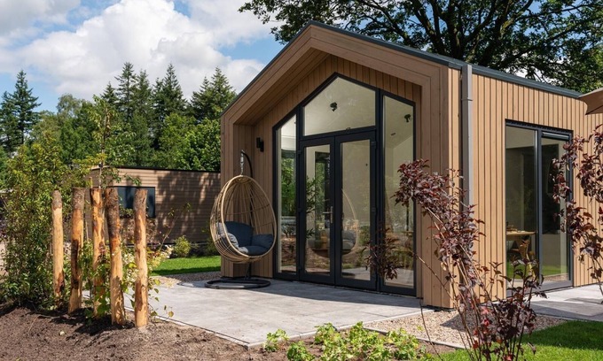 Lieren Casa | Experience luxury and nature in the Tiny Lodge in the Veluwe! Single-story with 2 bedrooms, a fully equipped kitchen, air conditioning, and a private hot tub in the garden.